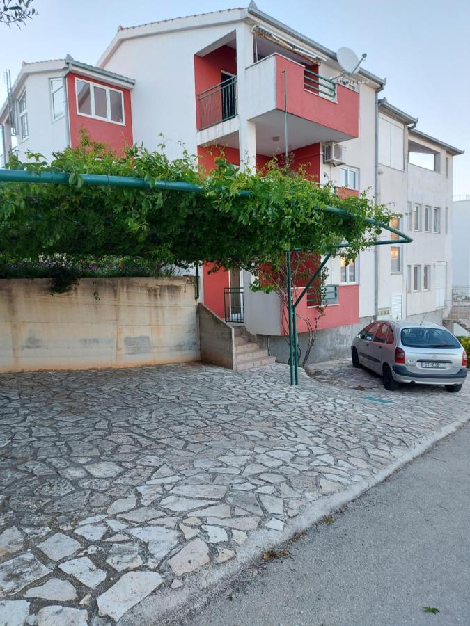 Apartmani Tatjana Okrug Gornji Esterno foto